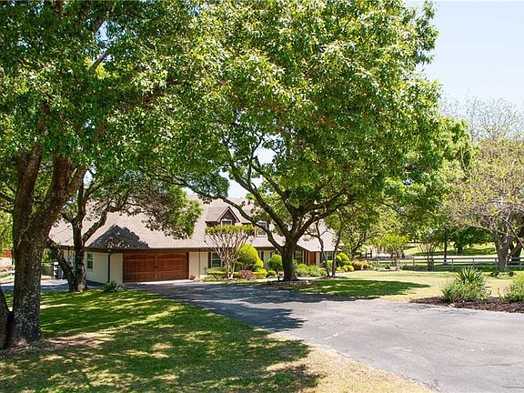 2nd image of 219 Live Oak Dr