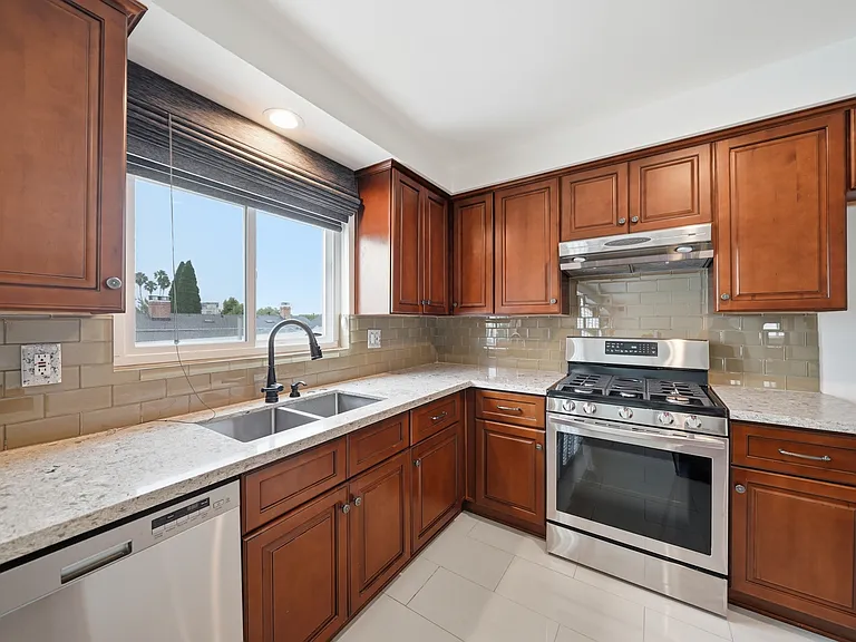 148 S Reeves Dr #8 — Photo 7