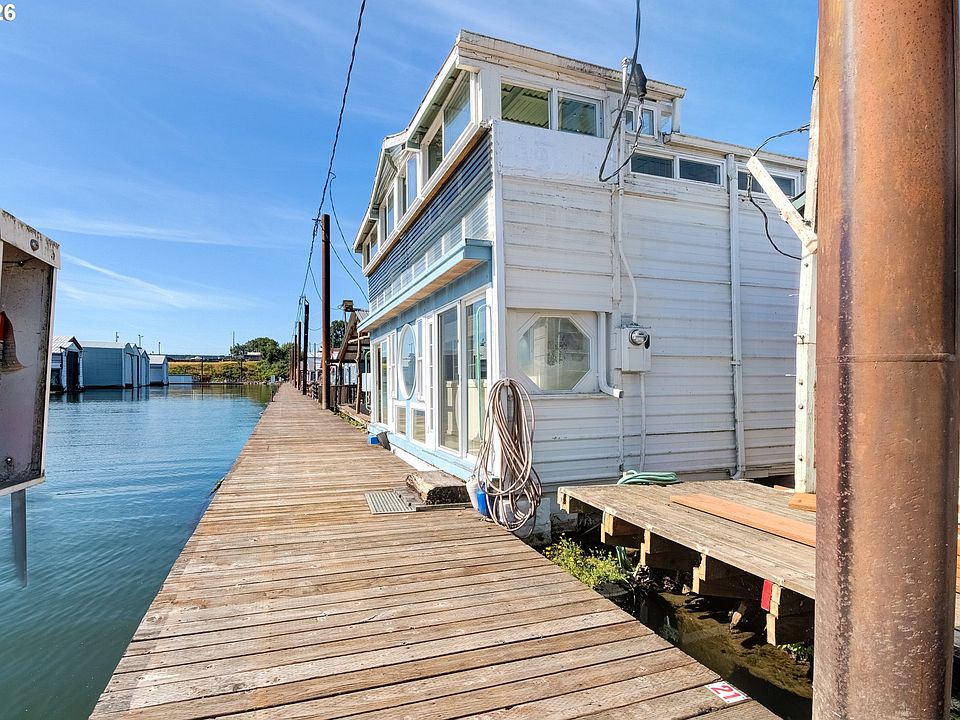 3rd image of 2901 NE Marine Dr