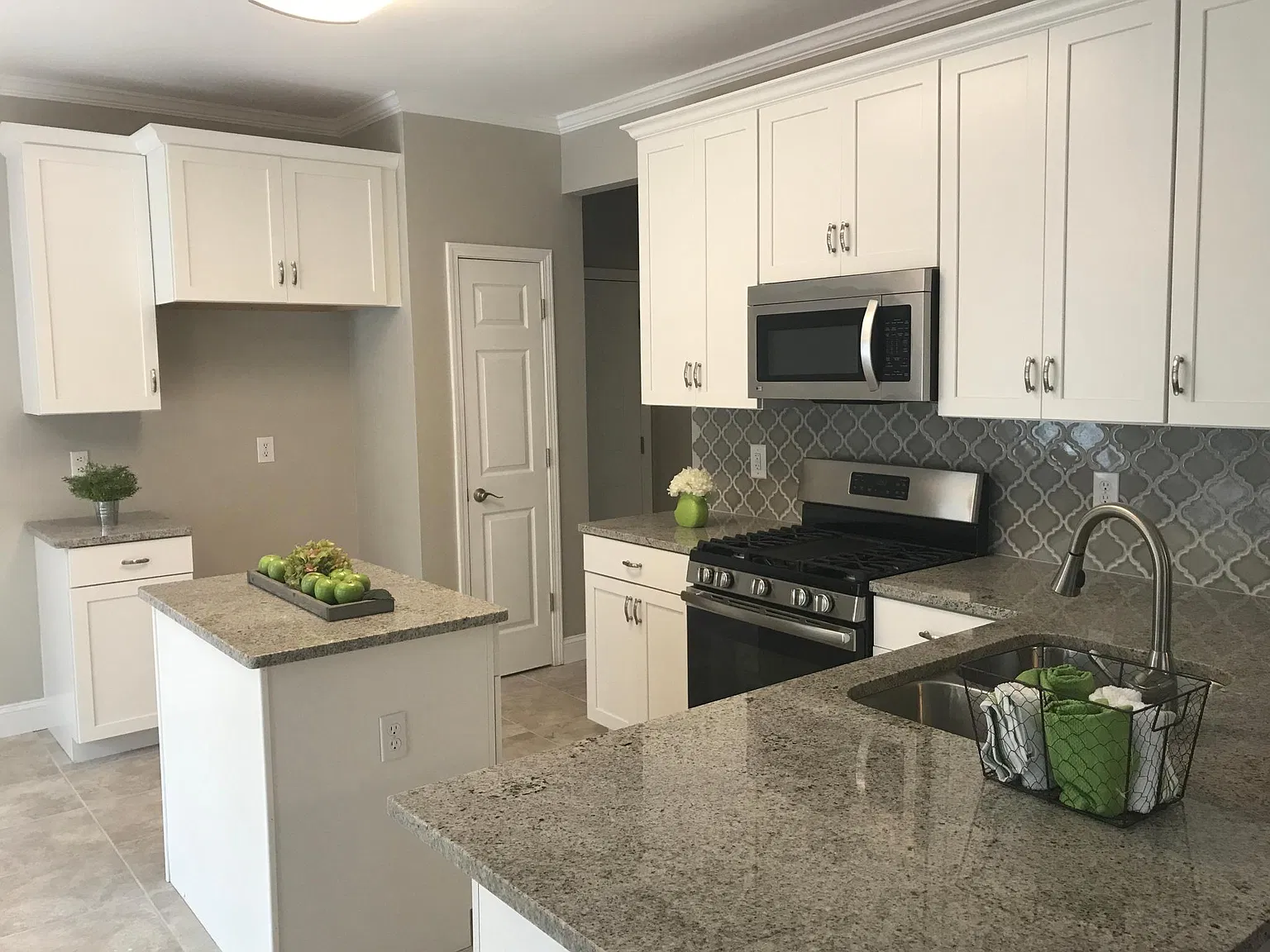 4 bed, 2.5 bath, 2788 sqft, $2,650 — Photo 3