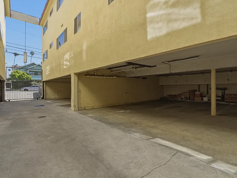 1827 N Van Ness Ave #6 — Photo 16
