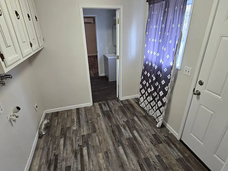 1320 Summers Ln — Photo 11