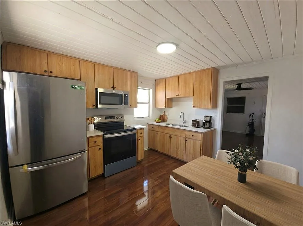 2 bed, 1.0 bath, 696 sqft, $1,300 — Photo 2