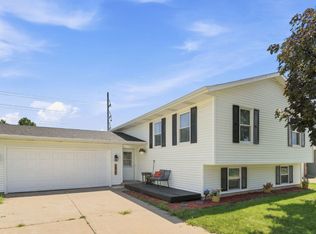 2817 High Point Dr, Davenport, IA 52806