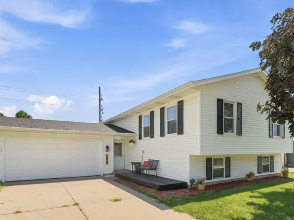 2817 High Point Dr, Davenport, IA 52806