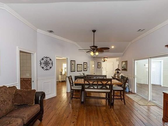 4th image of 18 Breezy Hill Dr