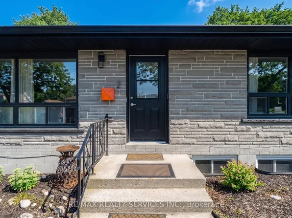 402 Elizabeth St #2, Grimsby, ON L3M 3K8