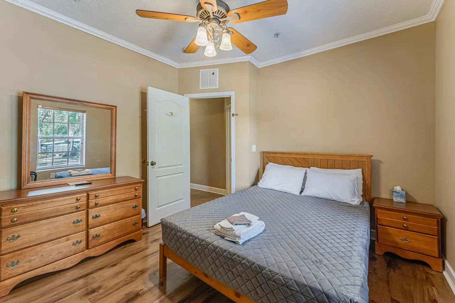 4 bed, 1.0 bath, $3,169 — Photo 3