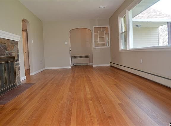 5th image of 142 W Caren Dr