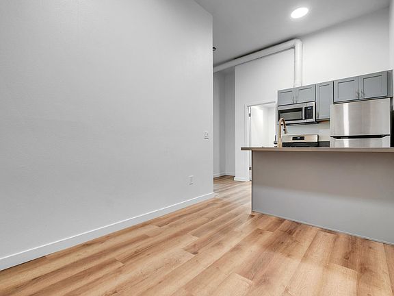 4th image of 3755 Locke Ave #1/2