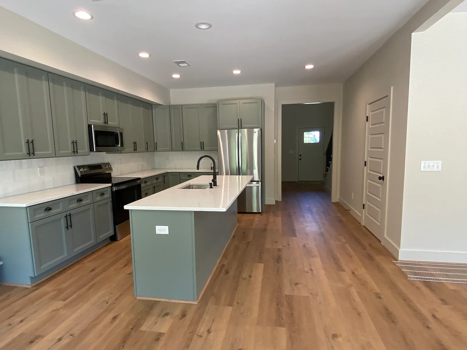 4 bed, 2.5 bath, 2400 sqft, $2,600 — Photo 4