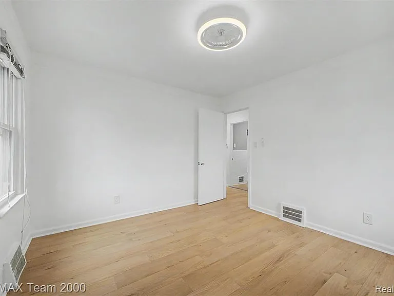 1670 Riverbank St — Photo 21