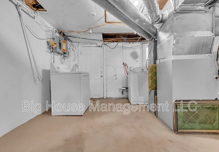 1105 W Lombard St — Photo 12