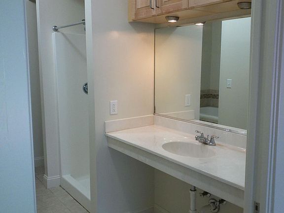 Owner's suite with garden tub & separate shower & walk in closet.
