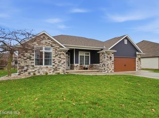 305 Ridgepoint Cir, Waterville, OH 43566