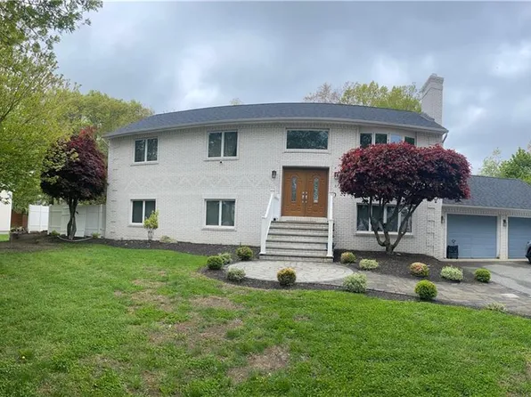31 Wildflower Dr, Cranston, RI 02921