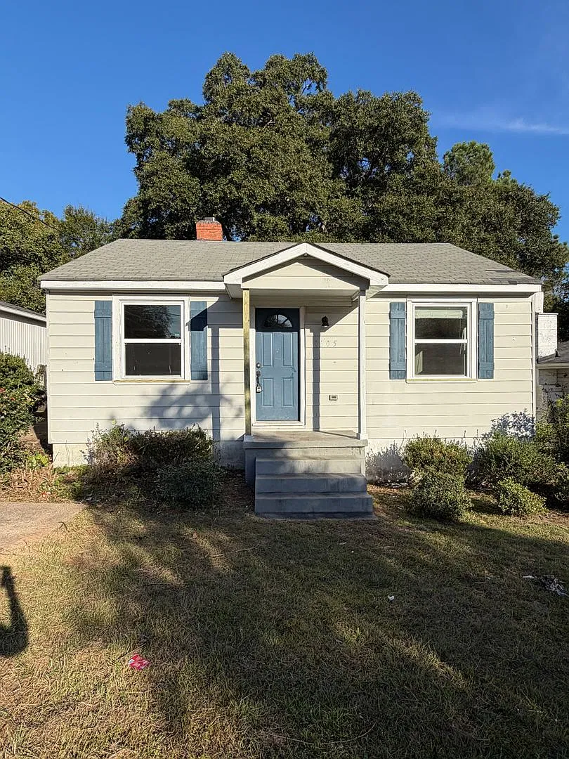 Updated 3 Bedroom / 2 Bathroom Home Near Campus! — Photo 1