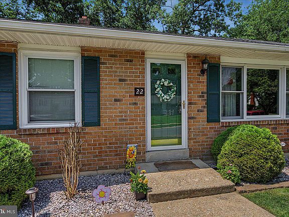 3rd image of 22 Heather Rd