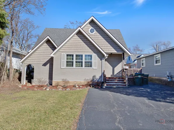 205 N Prospect Dr, Round Lake Park, IL 60073