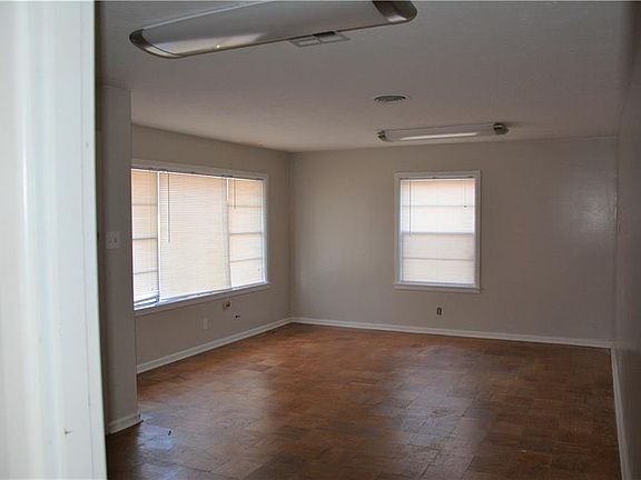 4th image of 601 W McNeese St
