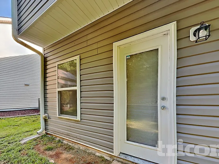 917 Leatherstone Ln — Photo 17
