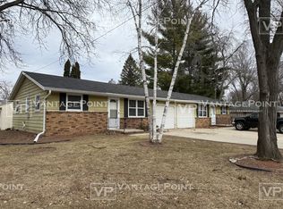 2490 Oakwood Dr, Green Bay, WI 54304