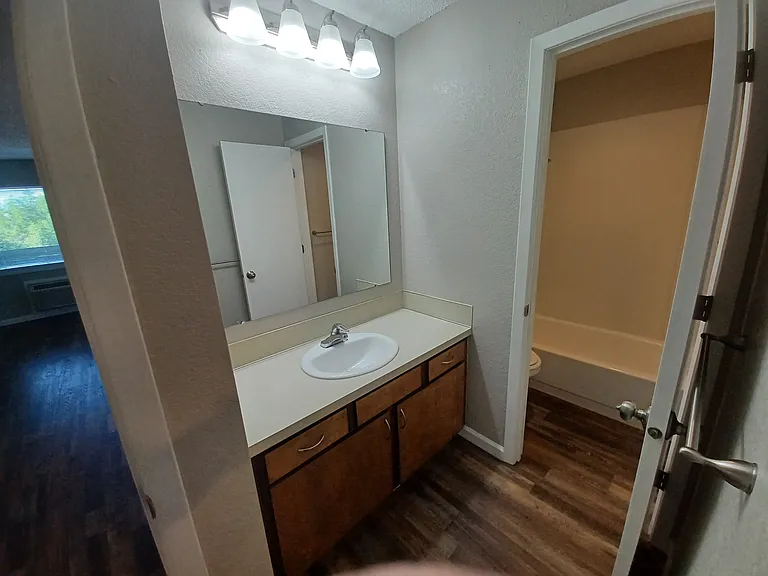Parklane Apartments — Photo 11