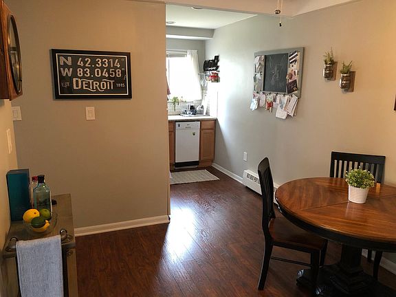 4th image of 437 Woodlawn Ave