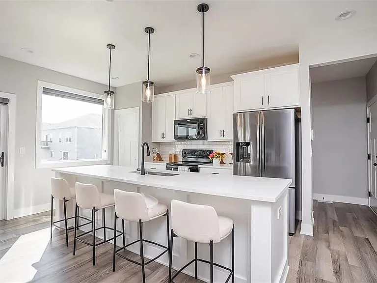 3217 Lakeview Dr SE — Photo 3