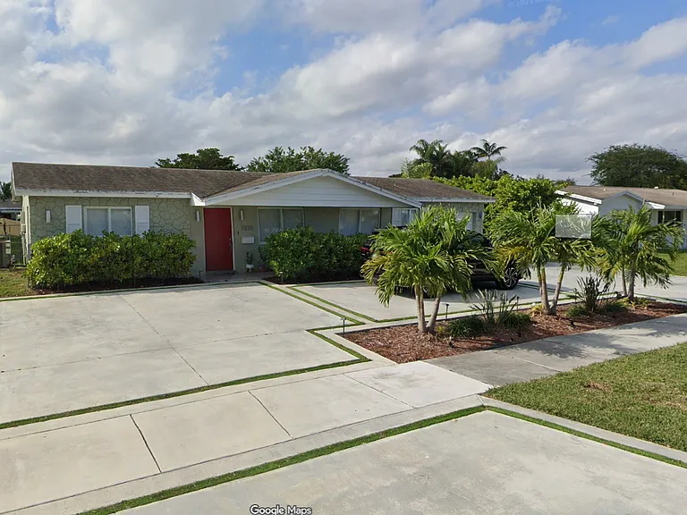 7270 SW 137th Ct — Photo 1