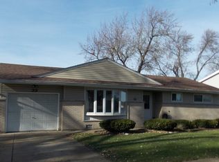 22 Forest Ln, Elk Grove Village, IL 60007