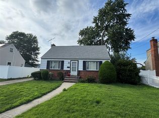 3 Rhodes Ln, Hicksville, NY 11801