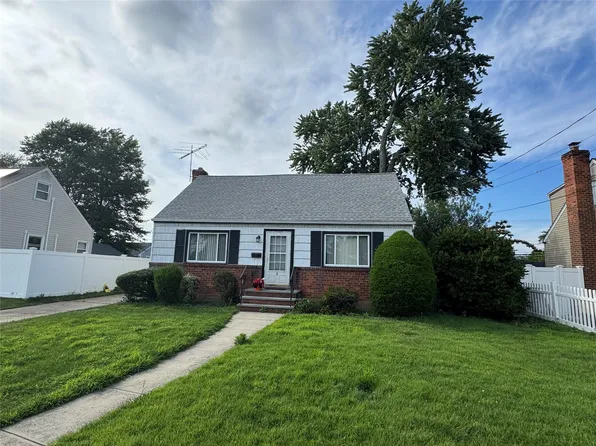 3 Rhodes Lane, Hicksville, NY 11801
