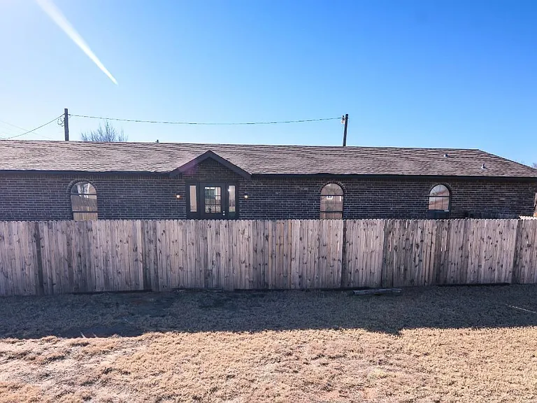 327 Hiracheta Dr — Photo 1