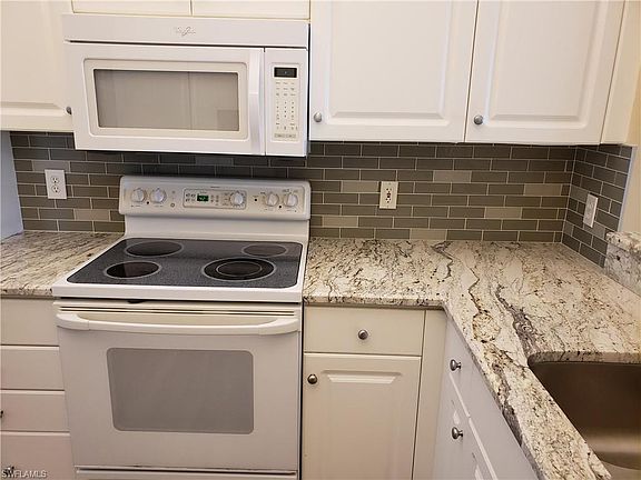 5th image of 290 Robin Hood Cir Unit 202