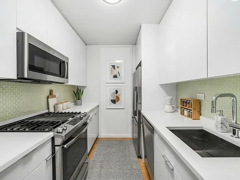 525 E 72nd St #28F — Photo 4