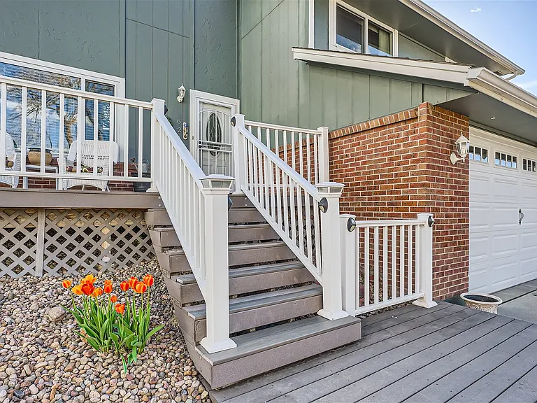 621 Devinney Ct — Photo 2