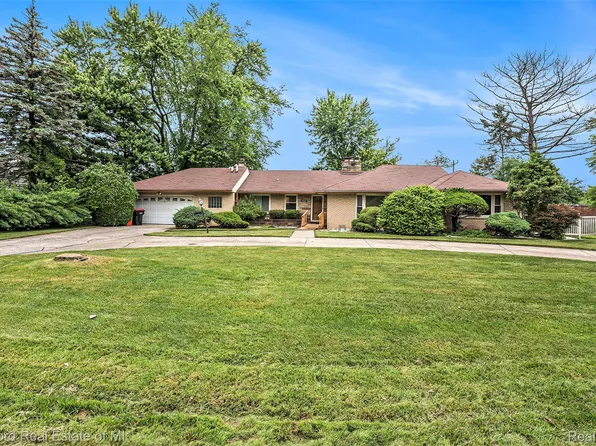 19100 Coral Gables St, Southfield, MI 48076