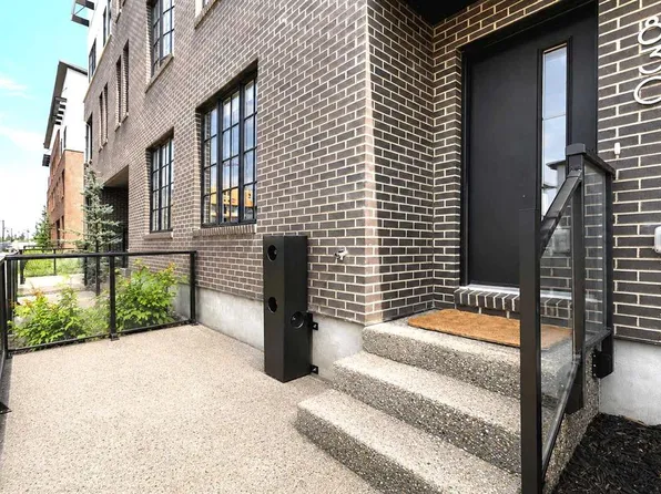 830 W 81st St SW, Calgary, AB T3H 6H9