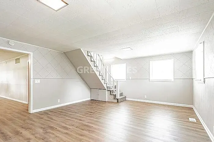 3 bed, 1.0 bath, 1899 sqft, $1,697 — Photo 4