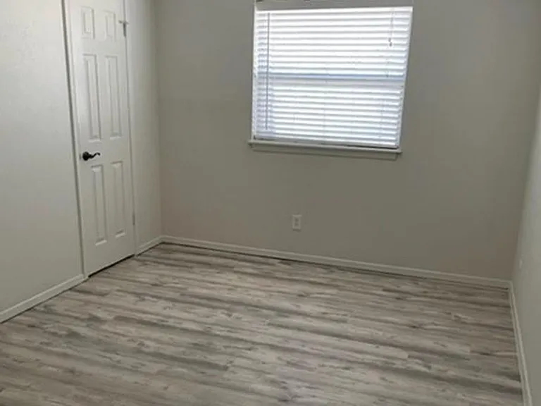 2729 Hurstview Dr — Photo 15