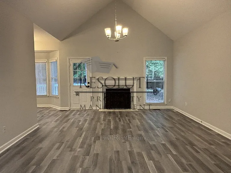 100 Woodbend Ct — Photo 5
