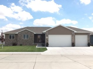 827 Stonewood Ave, Grand Island, NE 68803