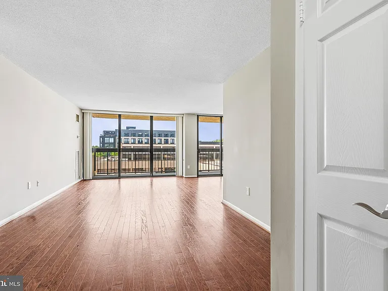 400 Madison St #310 — Photo 5