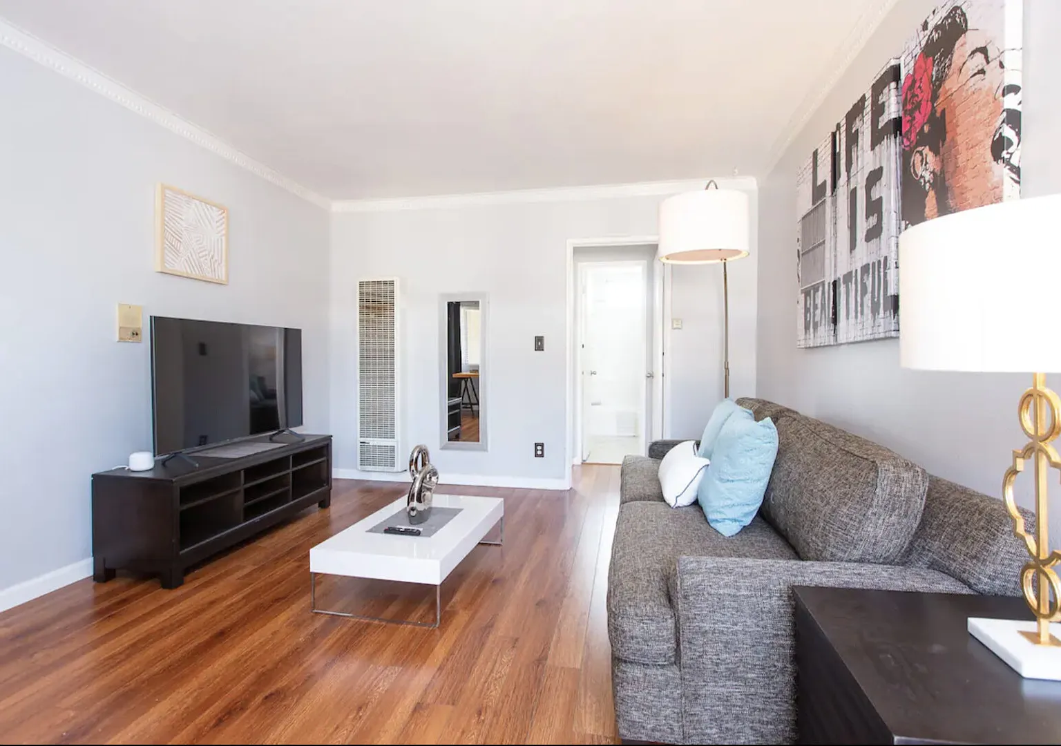 Clean and Stylish 1 BDRM Apartment in West Hollywood — Photo 2