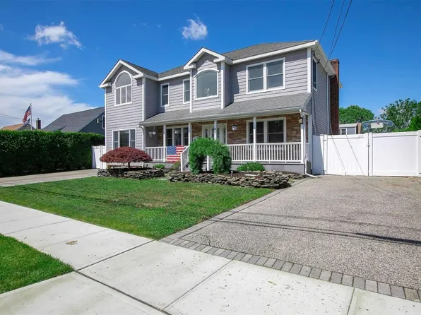 49 Oakwood Avenue, Farmingdale, NY 11735