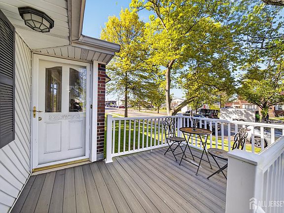 4th image of 383 Carteret Ave