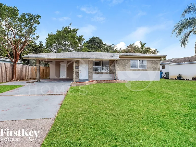 4810 NE 8th Ave — Photo 1