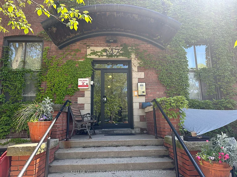 347 Sorauren Ave #122 — Photo 2