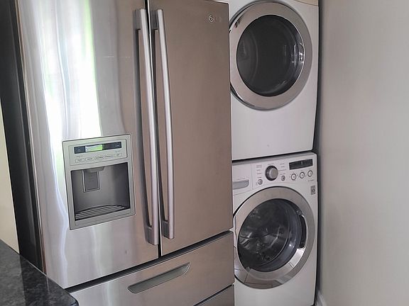 3rd image of 5320 Dogwood Rd APT 2